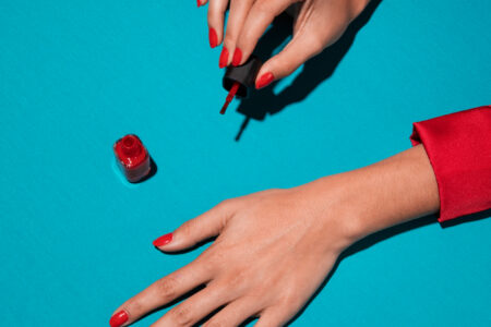 jaki kolor paznokci do czerwonej sukienki
