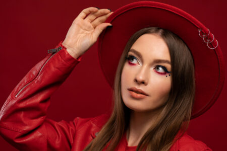 jaki makijaż do czerwonej sukienki