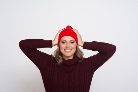 jakie nakrycie głowy do okrągłej twarzy